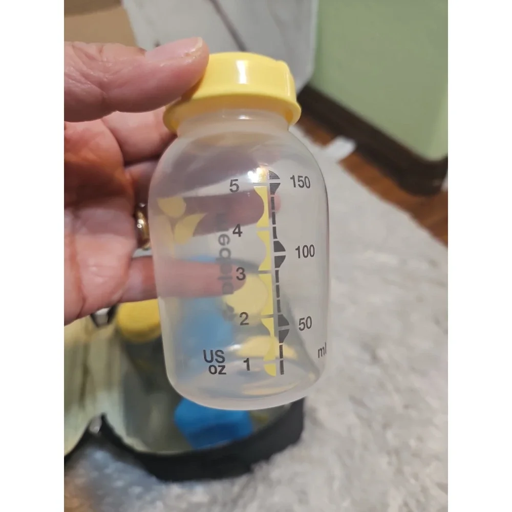 Medela Breast Milk Cooler Bag Set (1) cooler bag; (1) ice pack; (4) 5oz Bottles